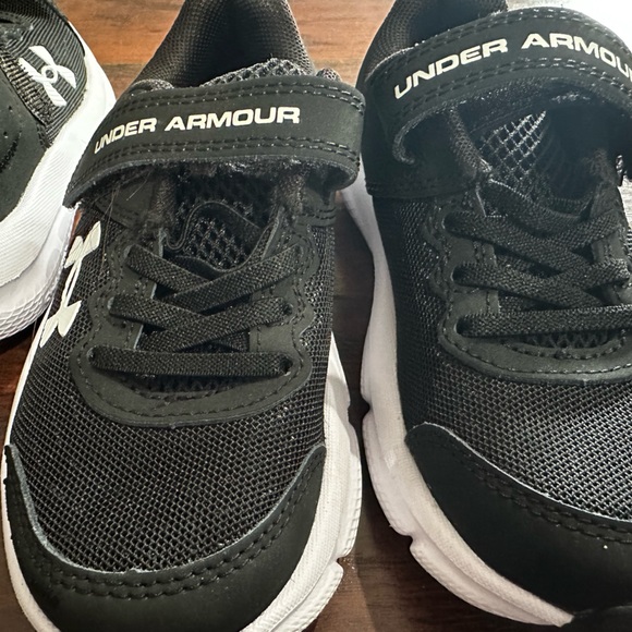 Under armour kids tennis shoes size 11 - Picture 3 of 5